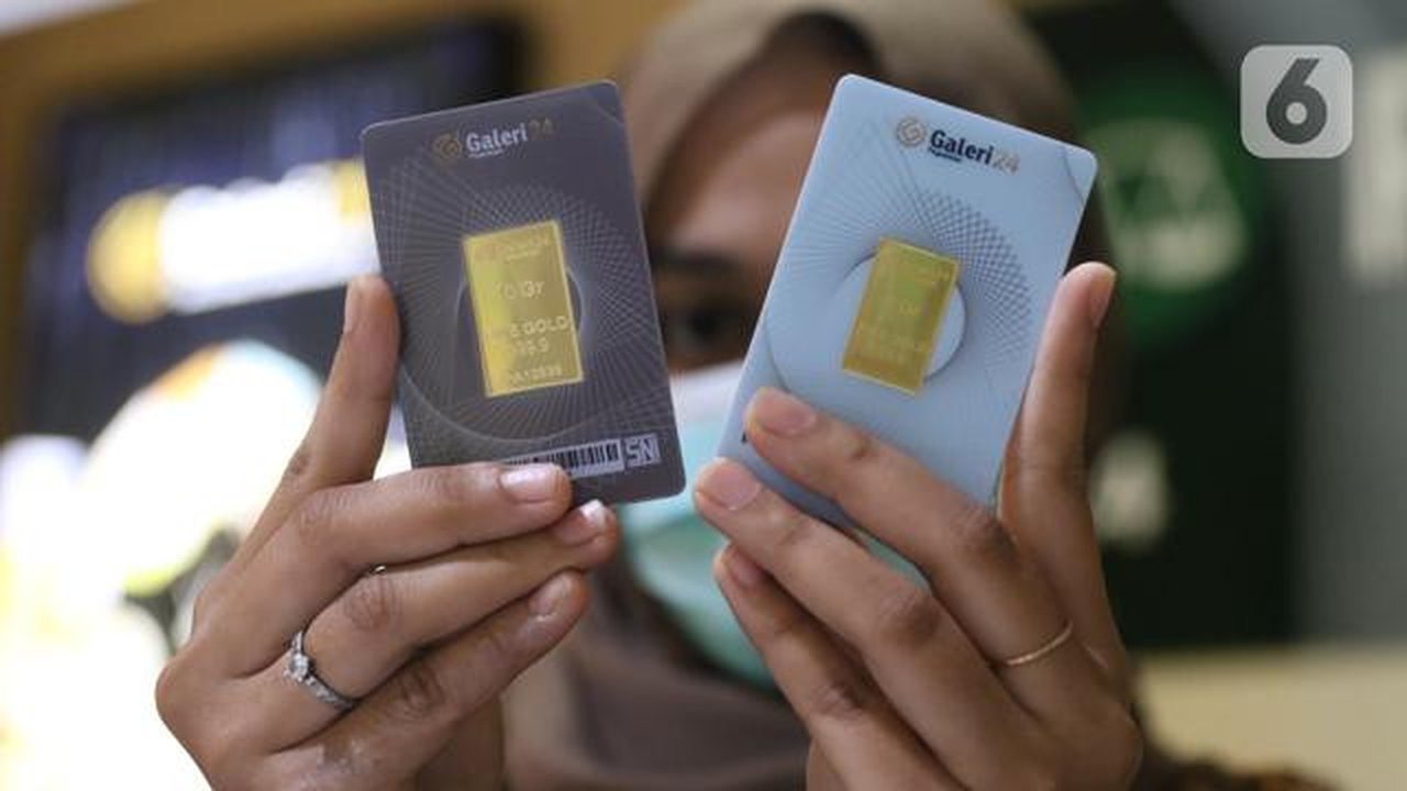 Pegawai menunjukkan emas batangan 24 karat di gerai Galeri 24, kawasan Kebayoran Baru, Jakarta, Kamis (5/8/2021). Harga emas yang dijual PT Aneka Tambang Tbk dijual lebih murah Rp 2.000 per g