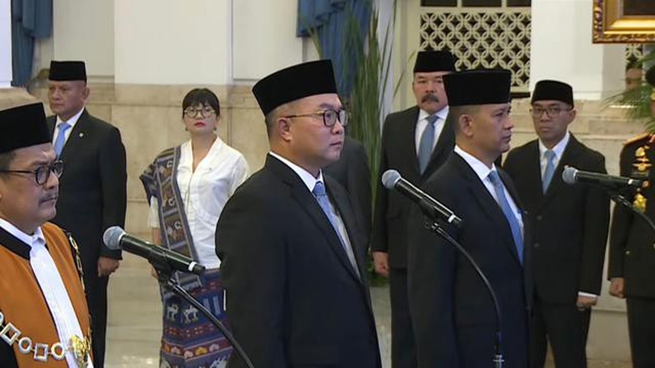 Presiden Prabowo Subianto melantik Rektor Institut Pertanian Bogor (IPB), Arif Satria sebagai Kepala Badan Riset dan Inovasi Nasional (BRIN). (Dok. Tangkapan YouTube Sekretariat Presiden)