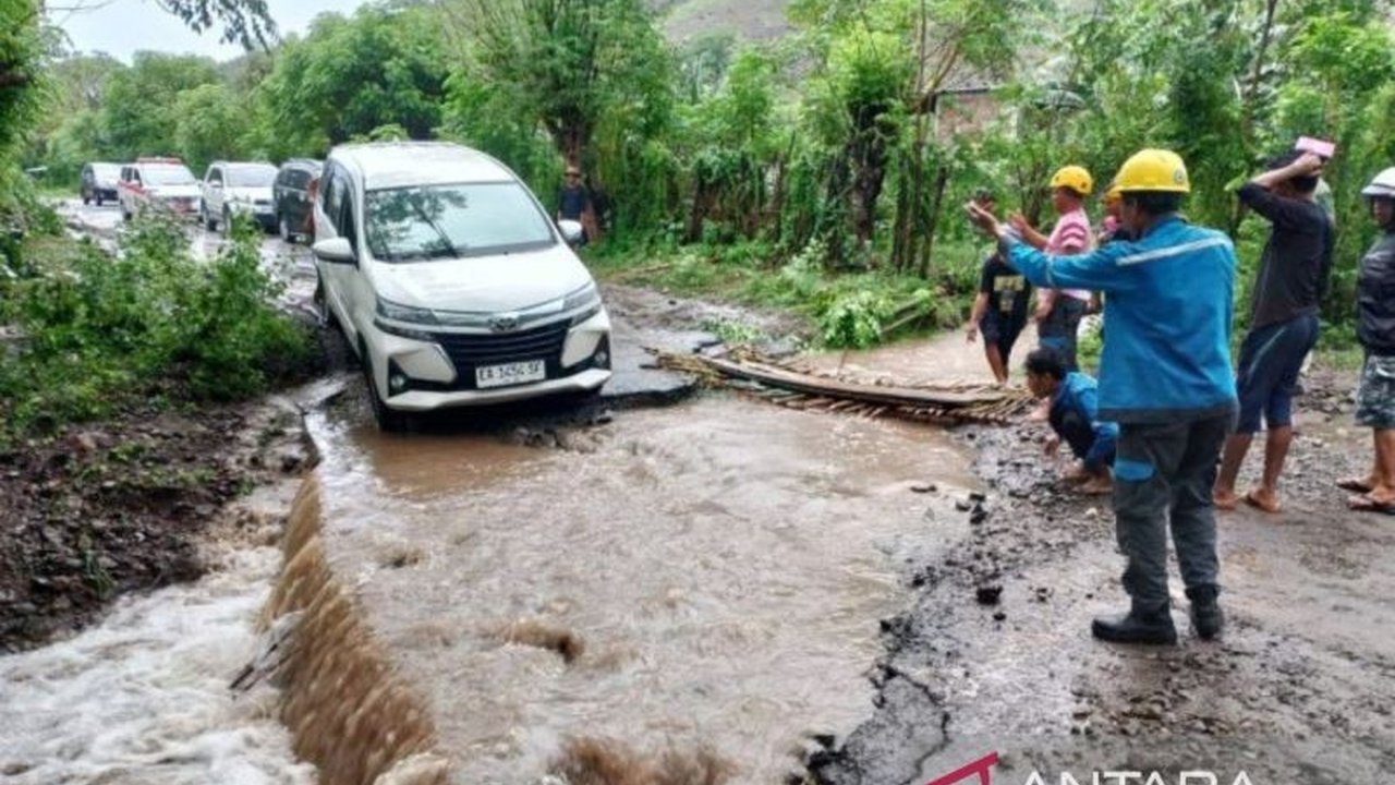 Hujan lebat disertai angin kencang menyebabkan banjir di Dompu, tepatnya di Kecamatan Kilo, yang merendam dua desa dan memutus akses jalan utama, memicu respons darurat dari BPBD dan tim gabungan.