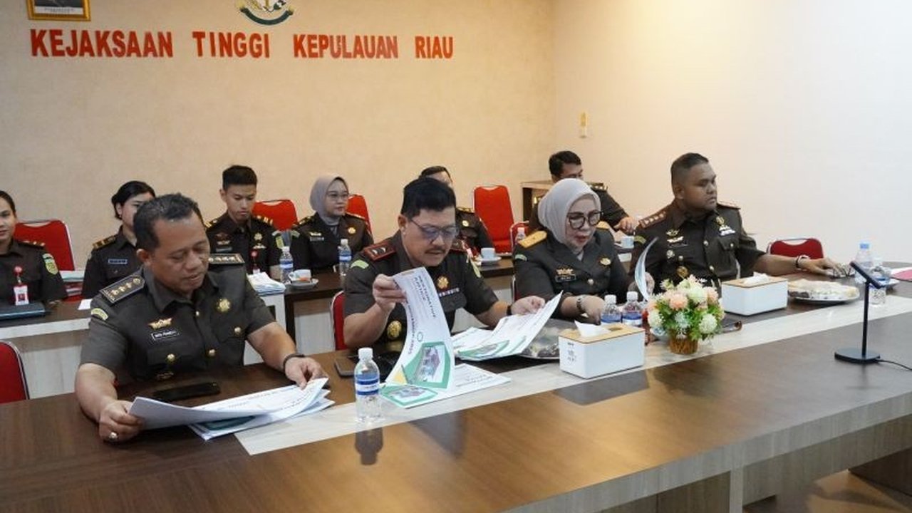 Kejaksaan Tinggi Kepulauan Riau (Kejati Kepri) menghentikan penuntutan empat tersangka kasus penadahan motor curian melalui mekanisme Keadilan Restoratif. Simak bagaimana proses ini diterapkan.