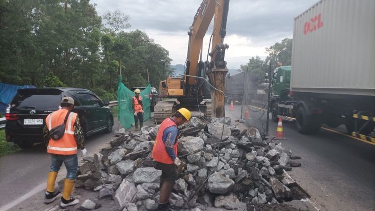 PT Jasa Marga mengumumkan adanya pemeliharaan jalan Tol Cipularang Padaleunyi selama lima hari ke depan, berpotensi menimbulkan gangguan lalu lintas. Ketahui jadwal dan lokasi lengkap Pemeliharaan Jalan Tol Cipularang Padaleunyi di sini!