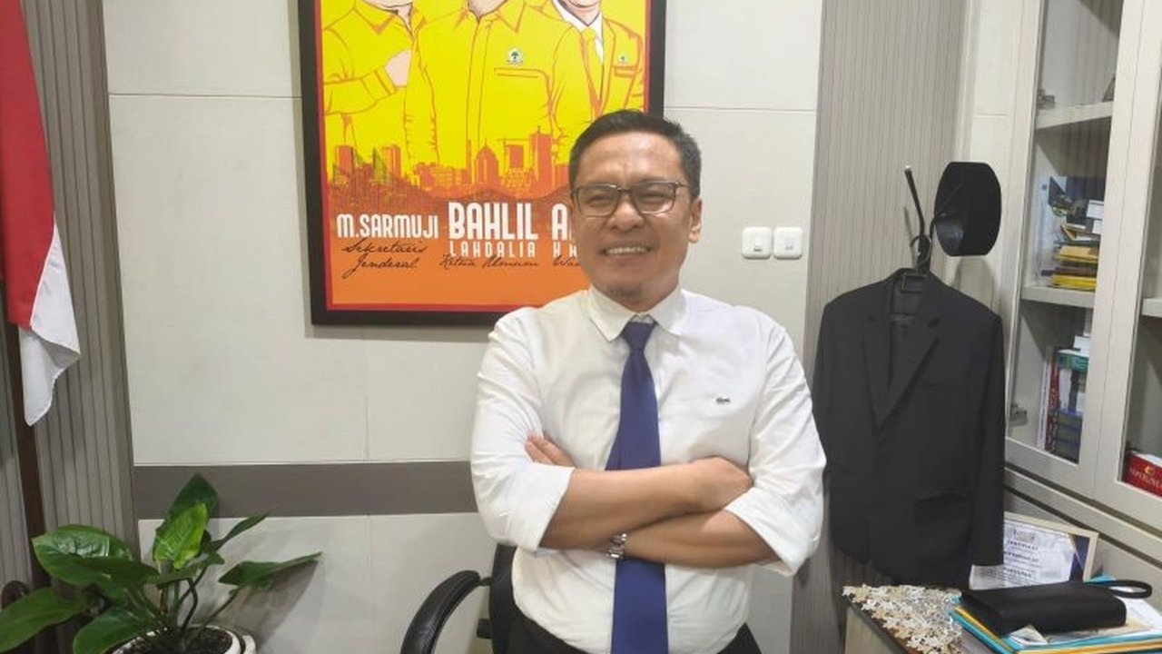DPRD Surabaya sahkan APBD 2026 senilai Rp12,7 triliun. Anggaran ini diharapkan menjadi pemicu pertumbuhan ekonomi Surabaya melalui pembangunan infrastruktur dan program sosial.