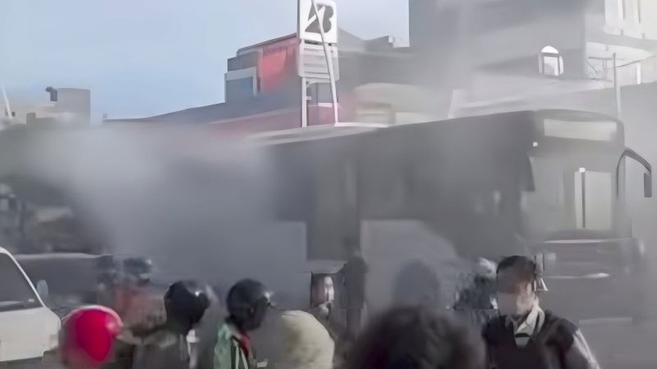 PT Transjakarta menjamin keselamatan seluruh penumpang setelah salah satu armadanya mengalami insiden bus berasap saat melintas di Jatinegara, Jakarta, memicu evakuasi cepat dan permintaan maaf dari pihak manajemen.