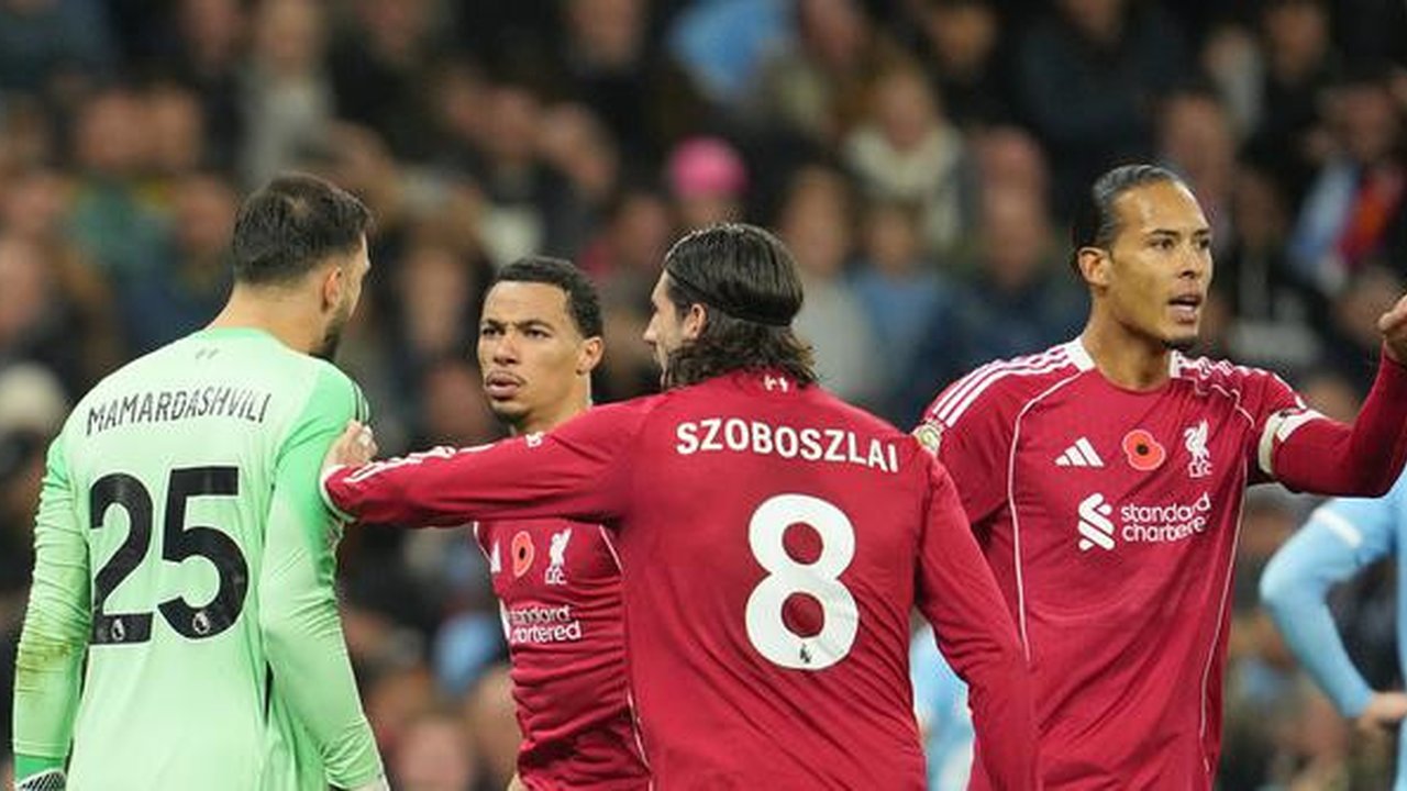 Skuad Liverpool memberikan ucapan selamat pada Giorgi Mamardashvili yang sukses menggagalkan penalti striker Manchester City Erling Haaland di pekan ke-11 Liga Ing