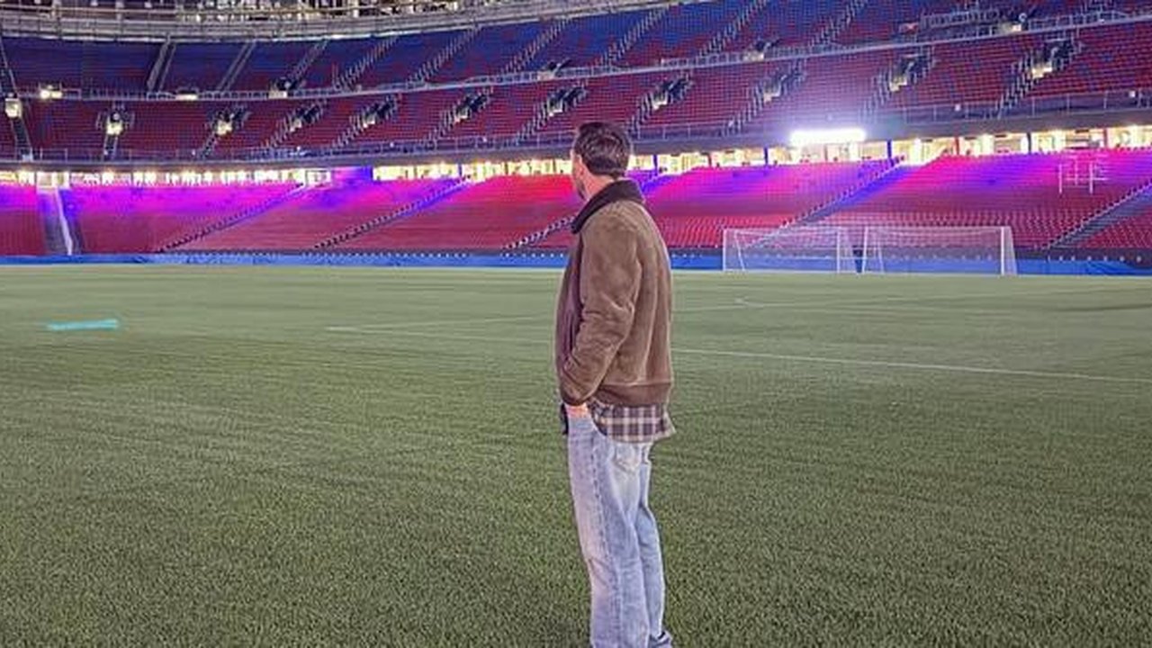 Lionel Messi mengunjungi markas klub lamanya, Camp Nou, Minggu (9/11/2025). (Instagram/leomessi)