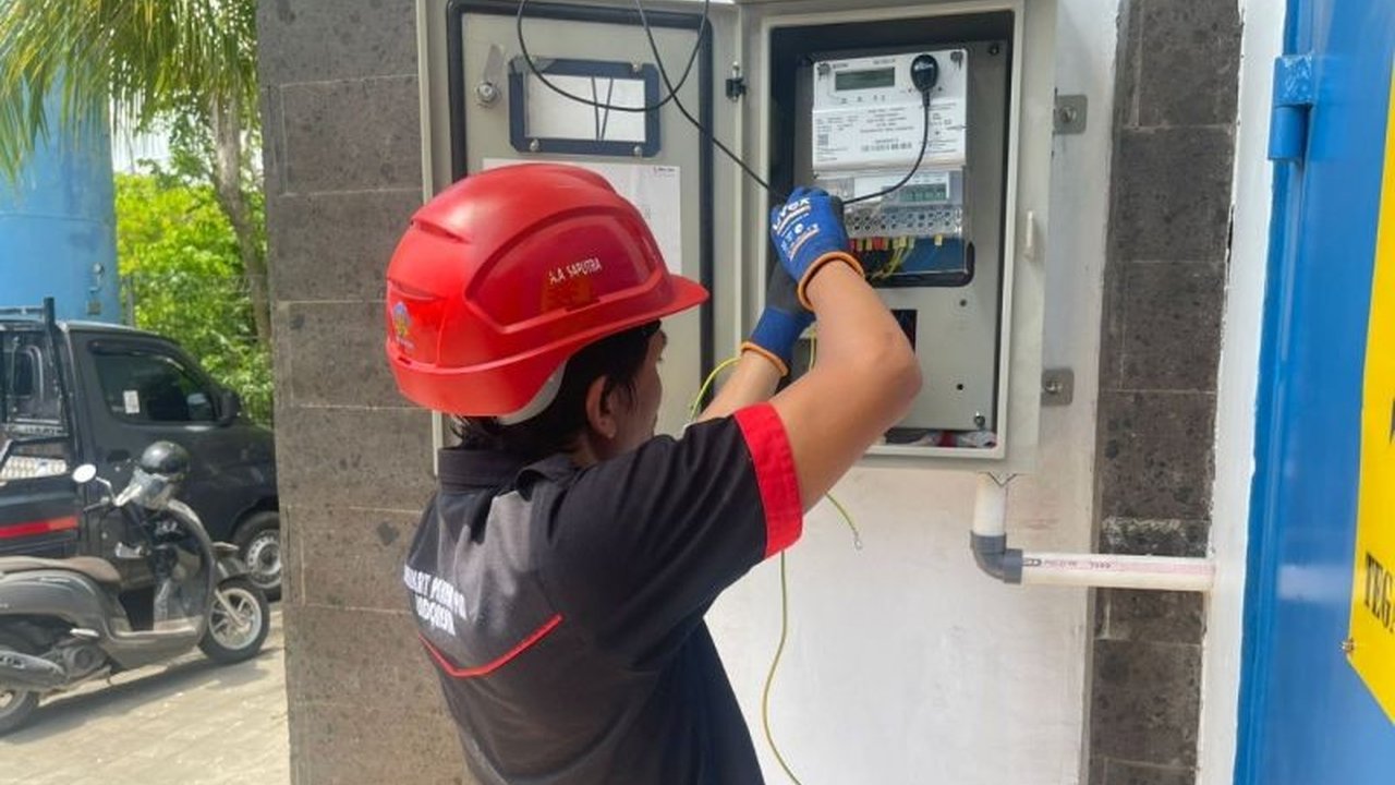 PLN UP3 Bali Selatan memperkuat pasokan listrik bagi Perumda Air Minum Tirta Mangutama di Badung. Langkah ini krusial untuk menjamin ketersediaan air bersih dan mendukung sektor pariwisata.