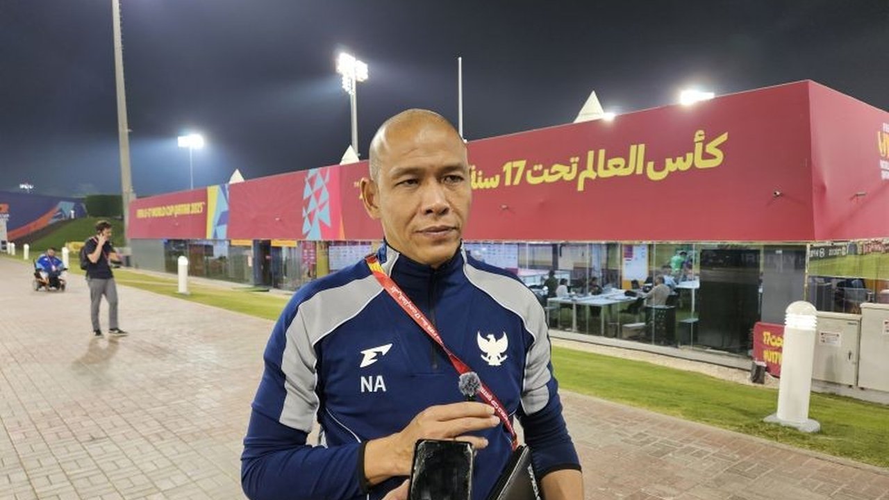 Pelatih Nova Arianto mengungkapkan rasa syukurnya setelah Timnas U17 Indonesia meraih kemenangan perdana bersejarah di Piala Dunia U17 2025, namun ia mengingatkan para pemain untuk tidak cepat puas.