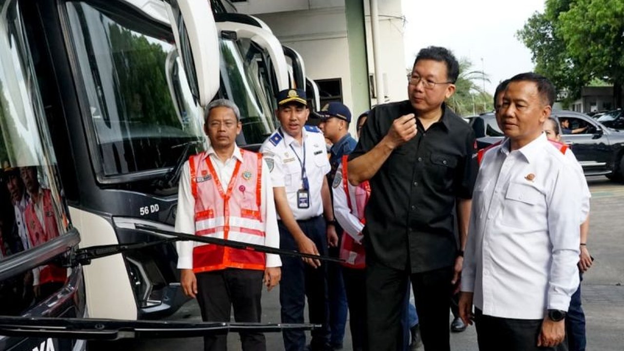 Kementerian Perhubungan (Kemenhub) gencar melakukan rampcheck bus di Bekasi demi memastikan keselamatan angkutan Natal dan Tahun Baru 2025/2026, menjamin kendaraan laik jalan.