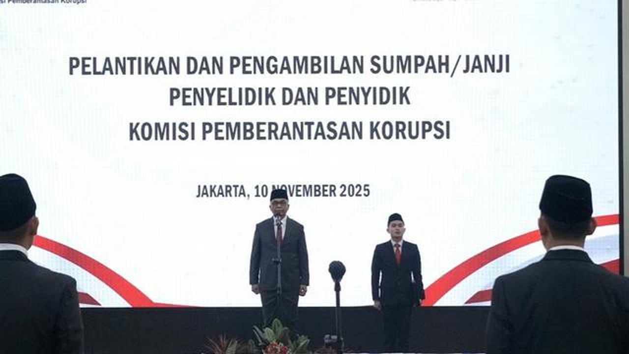 Ketua KPK, Setyo Budiyanto melantik dan mengambil sumpah 23 anggotanya yang terdiri dari 10 penyelidik dan 13 penyidik di Gedung Merah Putih KPK, Jakarta, Senin 10 November 2025. (Foto: Tim H