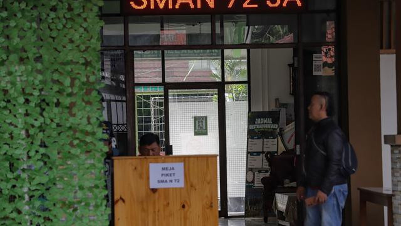 Diketahui, situasi ini akan terus dilakukan hingga proses penyelidikan selesai dan situasi dinyatakan aman sepenuhnya oleh pihak berwenang. Tampak dalam foto, personel keamanan berjaga di are