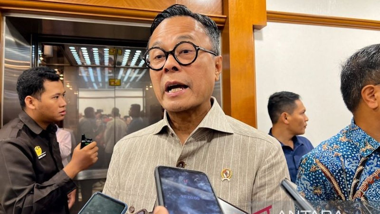 Chief Operating Officer Danantara, Dony Oskaria, menegaskan rencana redenominasi rupiah tidak akan memengaruhi iklim investasi nasional karena pemerintah telah melakukan kajian mendalam.