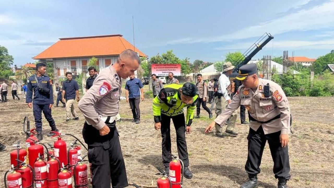 Polda Bali menggelar pelatihan APAR untuk personelnya, meningkatkan kesiapsiagaan dan kemampuan dalam menanggulangi kebakaran. Inisiatif Pelatihan APAR Polda Bali ini wujud komitmen respons cepat.