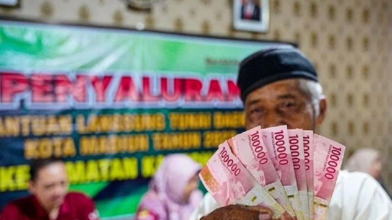 Pemerintah Kota Madiun menyalurkan BLT Tambahan Madiun senilai Rp900 ribu kepada 5.000 KPM. Proses verifikasi ketat dilakukan untuk memastikan bantuan tepat sasaran dan bebas dari indikasi judi daring.