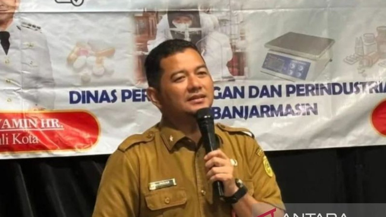 Pemerintah Kota Banjarmasin menargetkan tera ulang timbangan terhadap 35 ribu alat ukur milik pelaku usaha di tahun 2025. Program ini bertujuan melindungi hak konsumen dan menciptakan keadilan dalam transaksi, sekaligus memastikan keakuratan alat timbang.