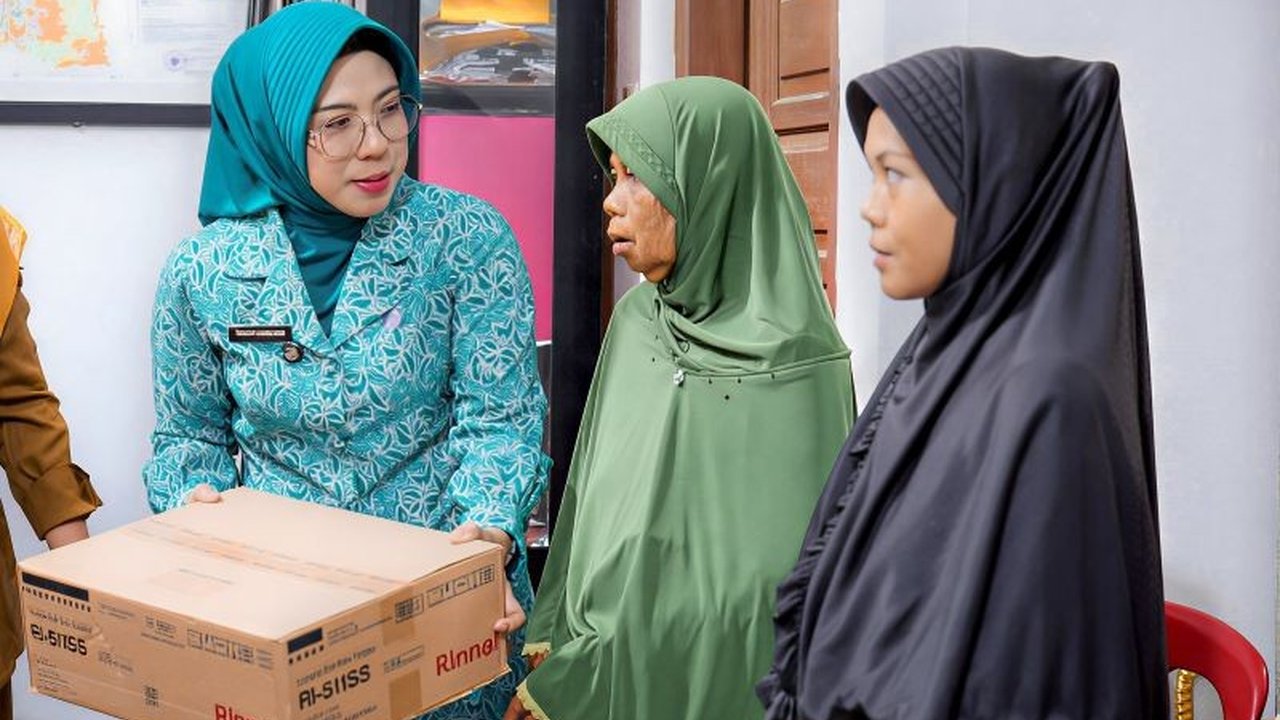 TP PKK Banten menyalurkan bantuan alat dapur kepada 33 keluarga korban bencana angin puting beliung di Anyer, Serang, menegaskan komitmen memperkuat ketahanan keluarga pascabencana.