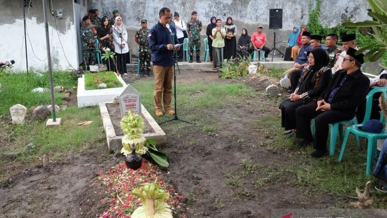 Kementerian Transmigrasi (Kementrans) menganugerahkan Penghargaan Patriot Transmigrasi kepada Abdul Rohid, relawan asal Sidoarjo yang gugur usai bertugas. Kisah inspiratifnya menyentuh hati.