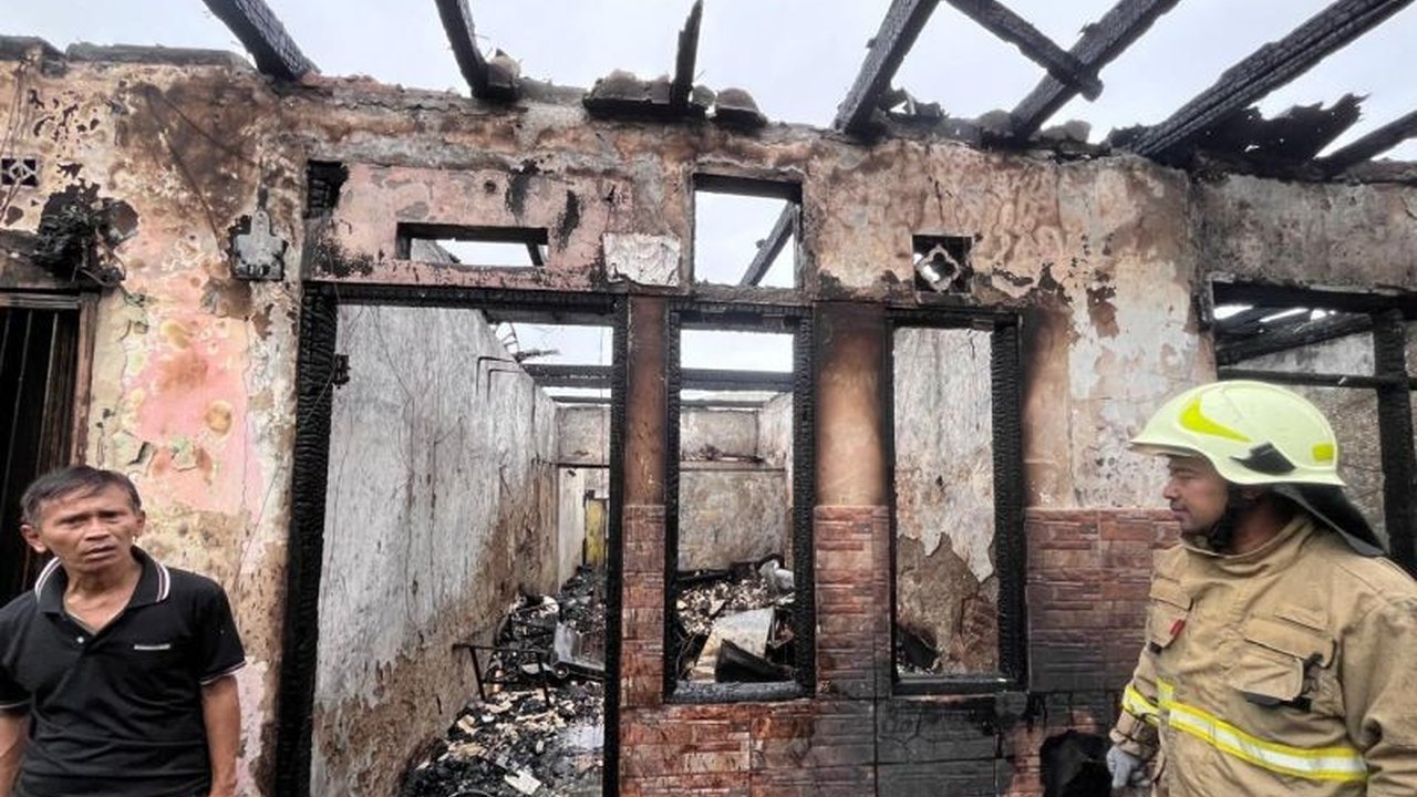 Puluhan rumah di Tambora, Jakarta Barat, hangus dilalap api pada Selasa sore. Kebakaran Tambora ini diduga akibat korsleting listrik, menyebabkan ratusan warga kehilangan tempat tinggal.