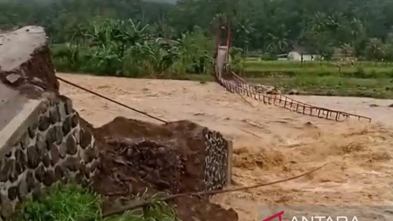 BPBD Cianjur mencatat dampak serius banjir dan longsor di lima kecamatan, menyebabkan jembatan putus dan puluhan keluarga mengungsi. Simak kondisi terkini bencana Banjir dan Longsor Cianjur.