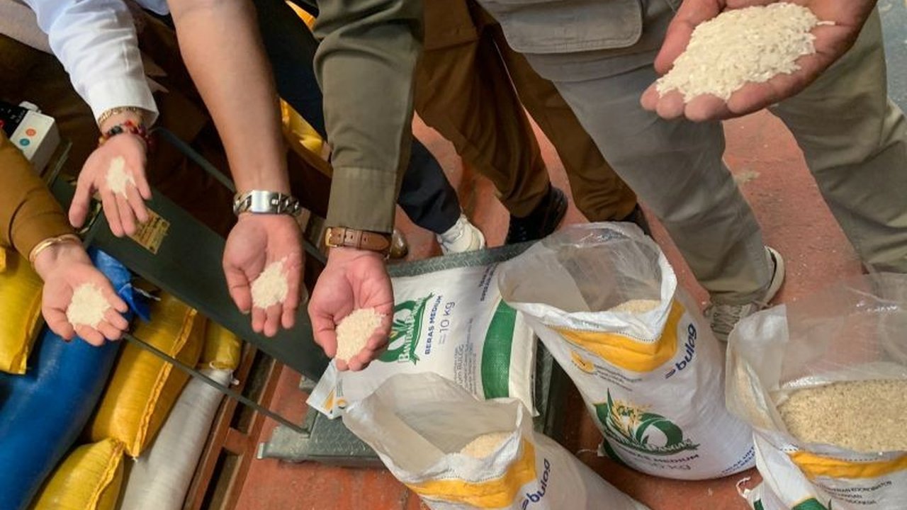 Direktur Bapanas meninjau langsung mutu beras bantuan pangan di Parigi Moutong, Sulawesi Tengah, memastikan kualitas dan beratnya layak konsumsi sebelum didistribusikan kepada masyarakat.