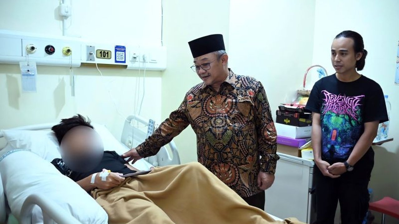 Mendikdasmen Abdul Mu'ti menjenguk korban ledakan SMAN 72 Jakarta dan menjamin pemberian layanan psikososial SMAN 72 untuk pemulihan fisik serta mental murid. Langkah cepat ini diharapkan mengembalikan semangat belajar.