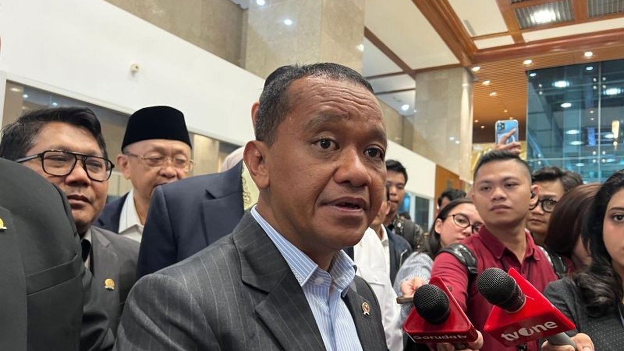 Pemerintah Indonesia akan segera memutuskan lokasi Proyek Hilirisasi DME pada Desember ini, menargetkan konstruksi dimulai 2026. Langkah strategis ini diharapkan mampu menekan ketergantungan impor LPG nasional.