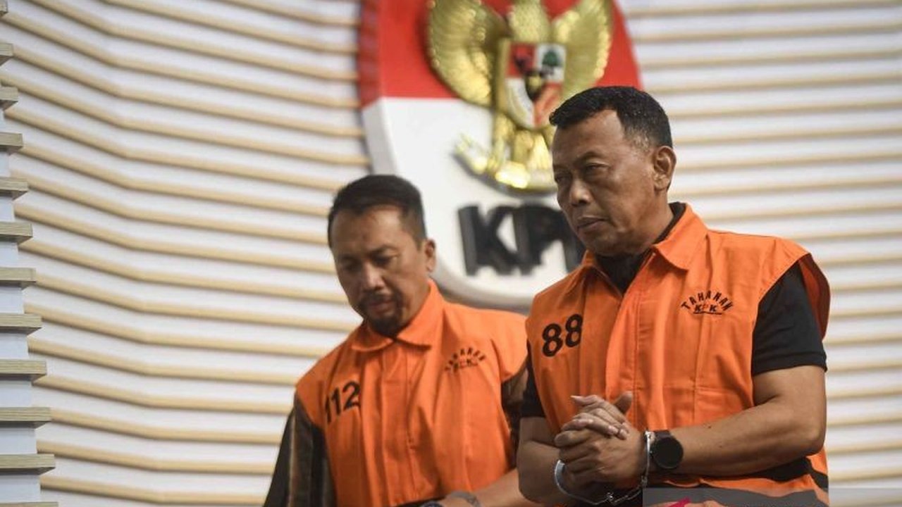 KPK sita uang tunai dari rumah dinas Bupati Ponorogo, Sugiri Sancoko. Penemuan ini menjadi petunjuk penting dalam kasus dugaan suap dan gratifikasi yang menjeratnya.