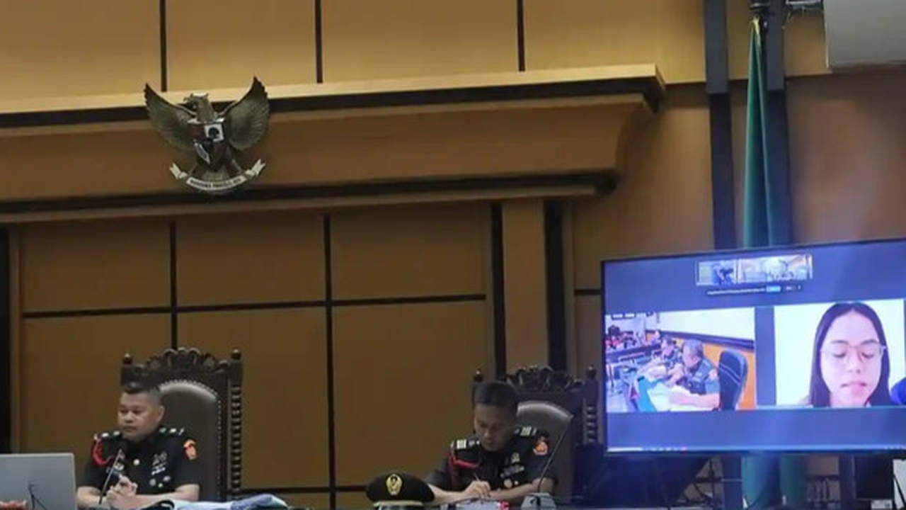 Dokter RSUD Aeramo saat memberikan keterangan dalam sidang kematian Prada Lucky Namo secara virtual. (Liputan6.com/ Ola Keda)