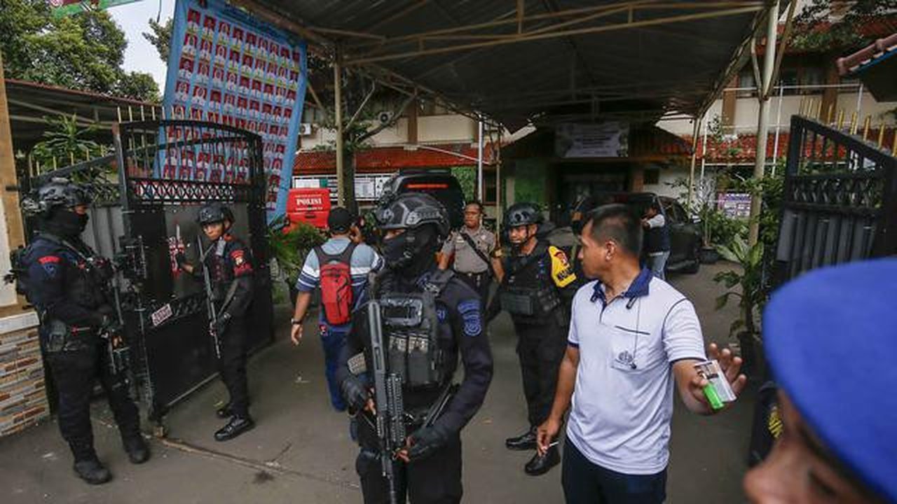 Petugas tim penjinak bom berjaga di pintu masuk SMAN 72 Jakarta pada 7 November 2025. Sebuah ledakan terjadi di SMAN 72 Jakarta di kawasan Kecamatan Kelapa Gading, Jakarta Utara, pada Jumat 7