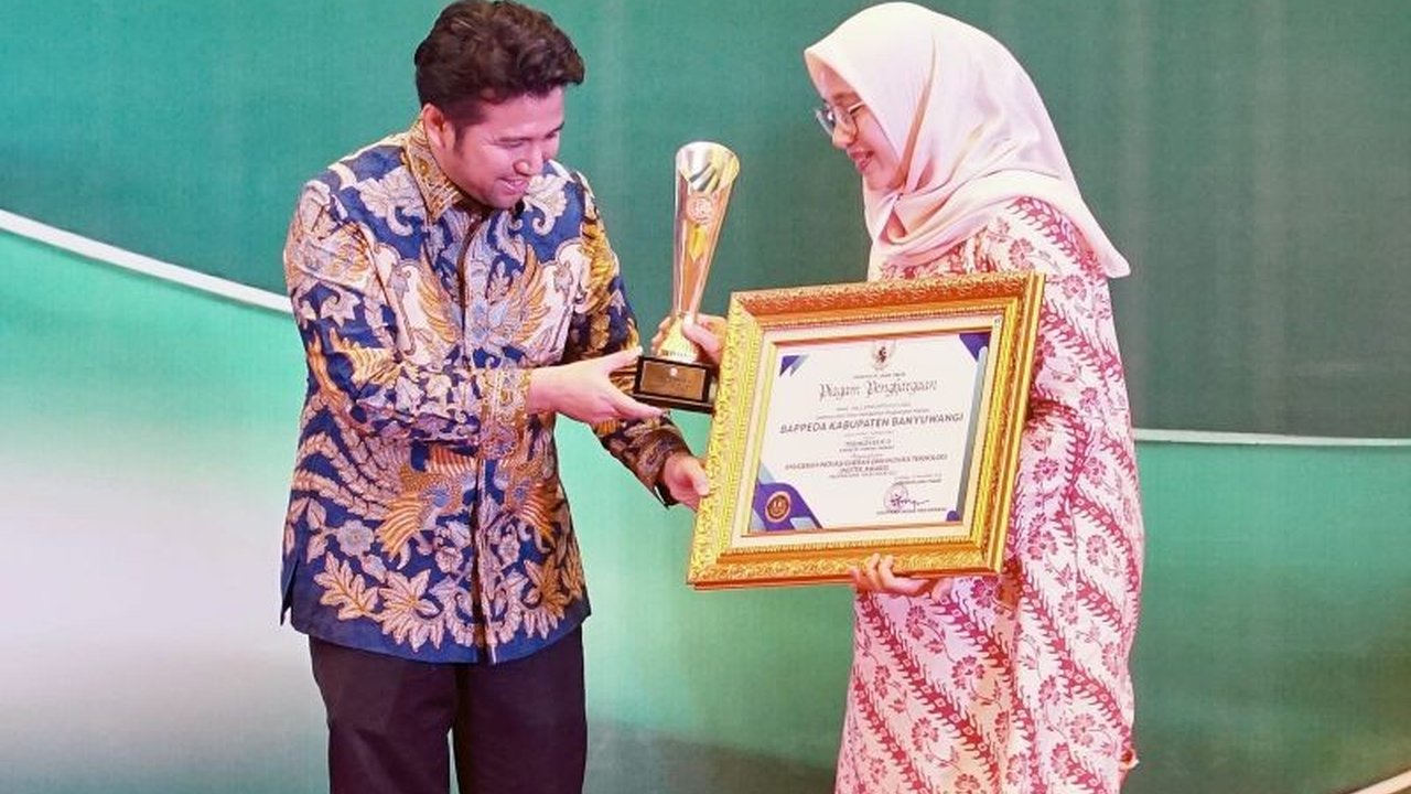 Pemerintah Kabupaten Banyuwangi sukses meraih tiga Penghargaan Inotek Award 2025 dari Pemprov Jatim, menunjukkan komitmen terhadap inovasi daerah yang bermanfaat. Apa saja inovasi yang diganjar penghargaan ini?