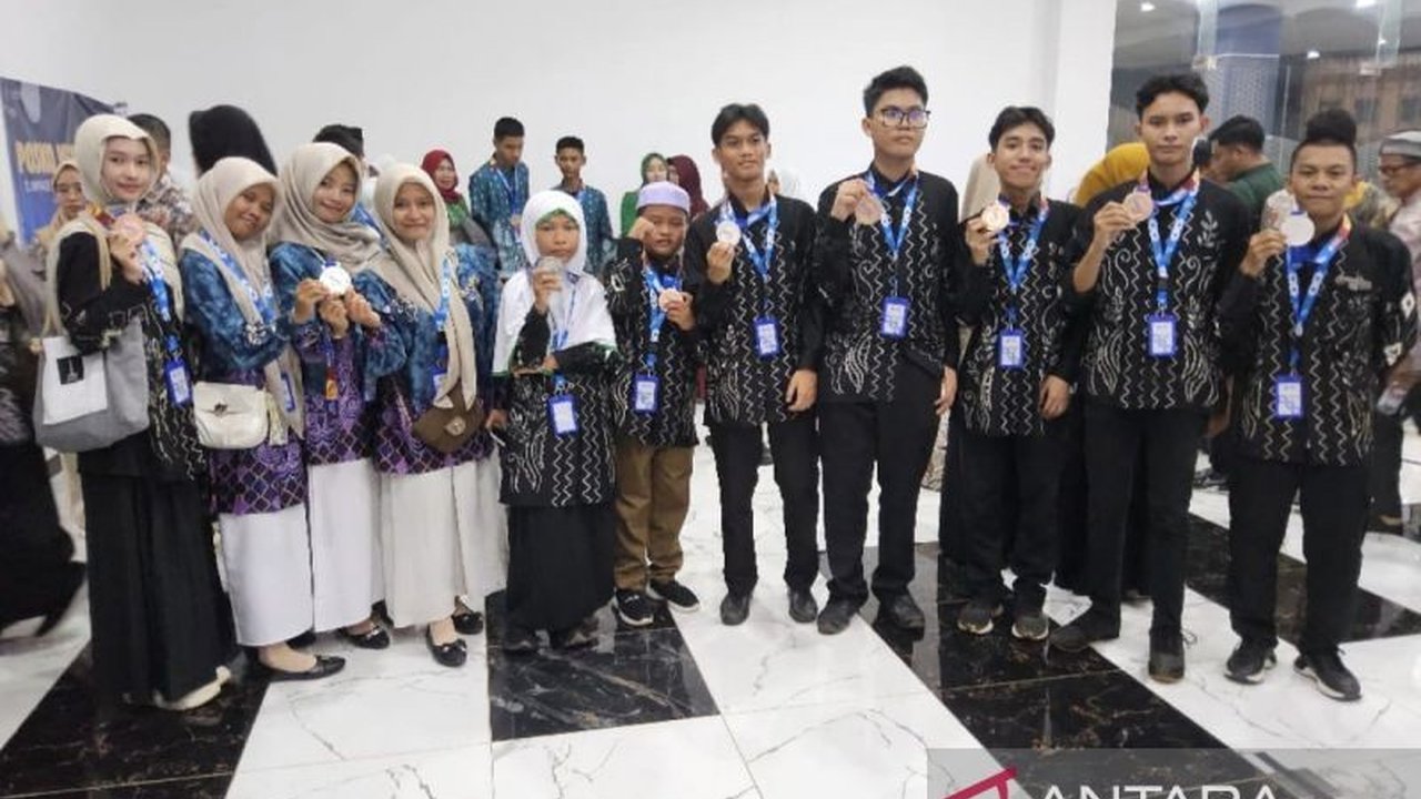 Kontingen Kalimantan Selatan (Kalsel) berhasil membawa pulang 10 medali dari ajang Olimpiade Madrasah Indonesia Nasional 2025 di Banten, menunjukkan potensi siswa madrasah.