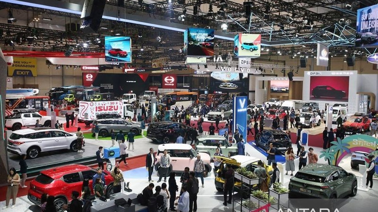 Pengamat industri otomotif ITB, Yannes Martinus Pasaribu, menyarankan revisi target penjualan mobil nasional 2025 dari 900.000 unit menjadi 750.000-850.000 unit karena kondisi pasar yang tidak realistis.