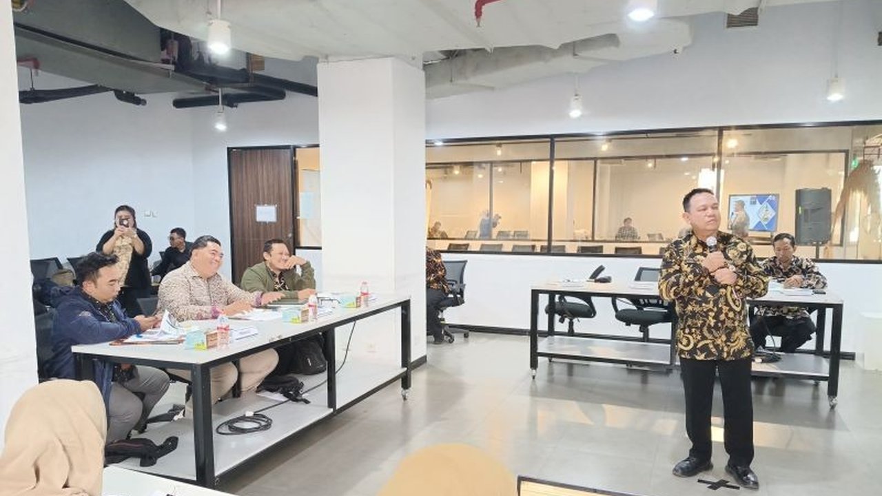 Komisi Informasi (KI) DKI Jakarta menegaskan pentingnya Keterbukaan Informasi Publik sebagai budaya kerja, terutama di tingkat kecamatan dan kelurahan, demi membangun kepercayaan masyarakat.