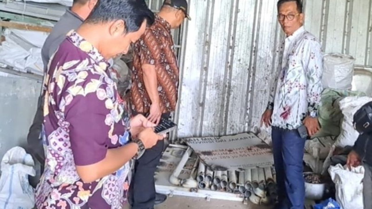 Perusakan aset Pemprov DKI Kembangan oleh oknum berinisial LP terjadi. Pagar dan plang aset lahan seluas 2.243 meter persegi itu diduga dibongkar dan dijual.