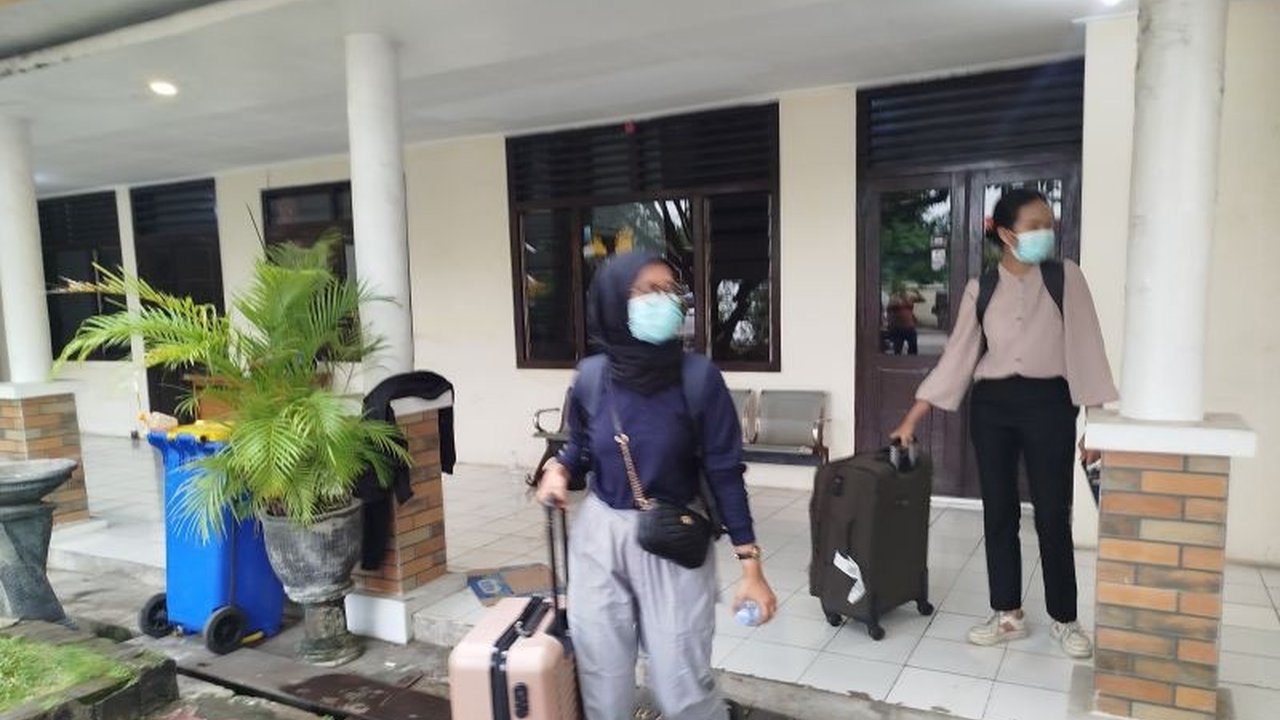 Tim penyidik Komisi Pemberantasan Korupsi (KPK) melakukan penggeledahan di kantor DPUPKP Ponorogo dan menyita tiga koper dokumen, diduga terkait proyek pembangunan daerah yang sedang diselidiki.