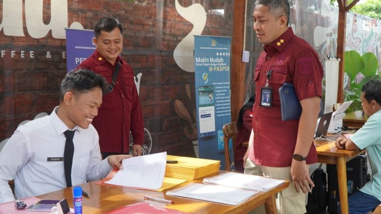 Kantor Imigrasi Kelas I TPI Pangkalpinang meluncurkan layanan paspor simpatik, sebuah inovasi yang mendekatkan pelayanan keimigrasian kepada masyarakat dengan suasana santai namun tetap profesional.