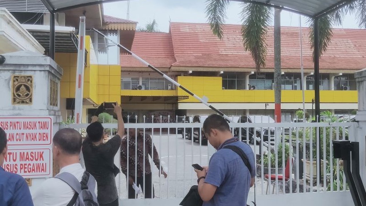 Tim penyidik KPK kembali melakukan Penggeledahan KPK di Disdik Riau sebagai tindak lanjut kasus korupsi pemerasan yang menyeret Gubernur Riau nonaktif Abdul Wahid.