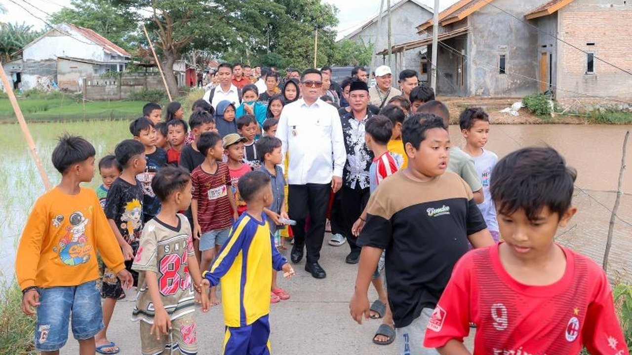 Gubernur Banten Andra Soni meninjau ruas Jalan Sukanagara–Sukajaya yang telah rampung, menandai keberhasilan Program Bang Andra dalam membuka akses dan meningkatkan produktivitas masyarakat Desa Sukajaya, Kabupaten Serang.