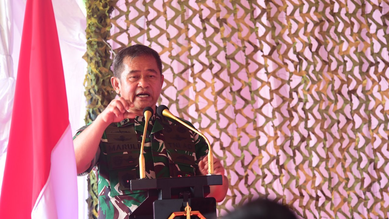 Kasad Jenderal TNI Maruli Simanjuntak di Markas Kopassus, Cijantung, Rabu (12/11/2025), saat meninjau kesiapan sekaligus melepas Tim Tembak TNI AD yang akan berlaga pada ajang ASEAN Army Rifle Meet (AARM) ke-33 Tahun 2025 di Singapura.