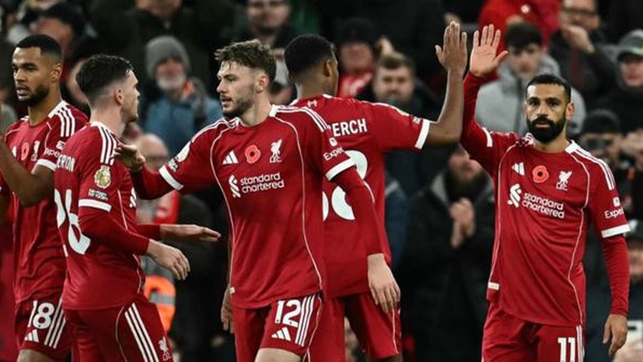 Penyerang Liverpool asal Mesir bernomor punggung 11, Mohamed Salah (kanan), merayakan gol pembuka dalam pertandingan Liga Primer Inggris antara Liverpool dan Aston Villa di Anfield, Liverp