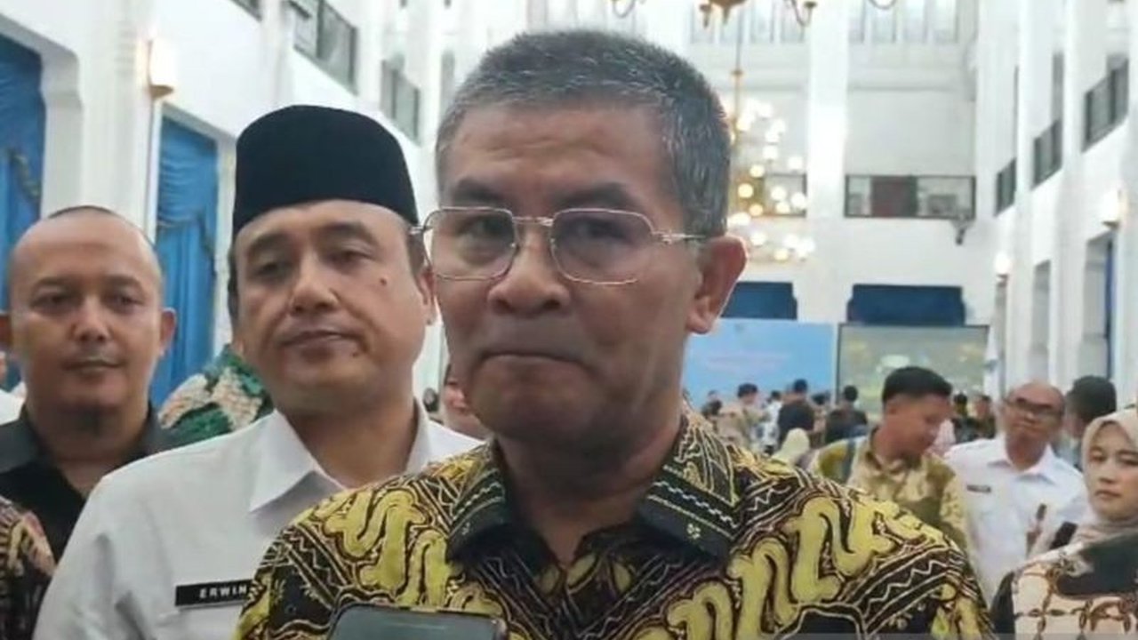 Wakil Gubernur Jawa Barat Erwan Setiawan menyoroti inovasi Bobibos, bahan bakar dari jerami. Ia meminta kajian menyeluruh untuk memastikan Bobibos benar-benar ramah lingkungan.