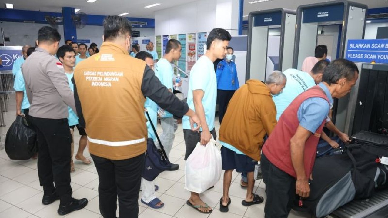 Gugus Tugas Daerah TPPO Kepulauan Riau memberikan layanan pemulihan trauma serta pendampingan kesehatan bagi 302 PMI deportasi dari Malaysia setibanya di Batam, memastikan perlindungan dan reintegrasi sosial mereka.