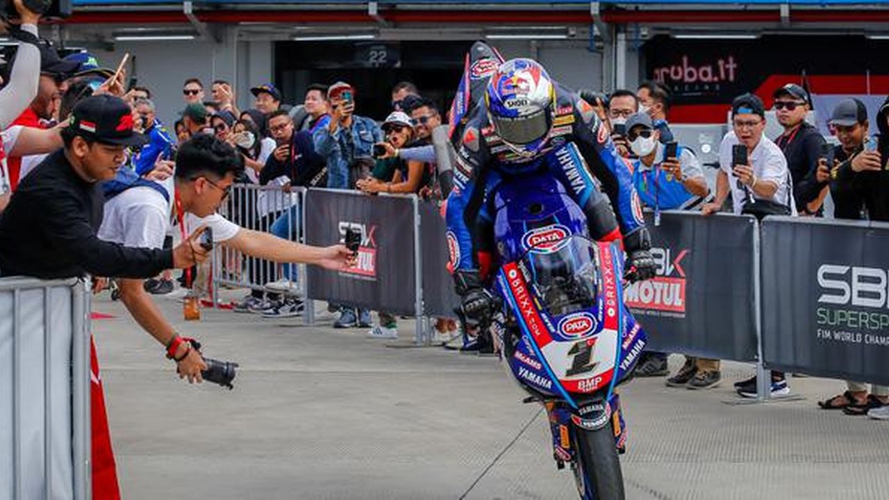 Pembalap Pata Yamaha, Toprak Razgatlioglu, melakukan selebrasi usai memenangkan Race 1 WSBK Mandalika 2022, Sabtu (12/11/2022). (AFP/Panji Anggoro)