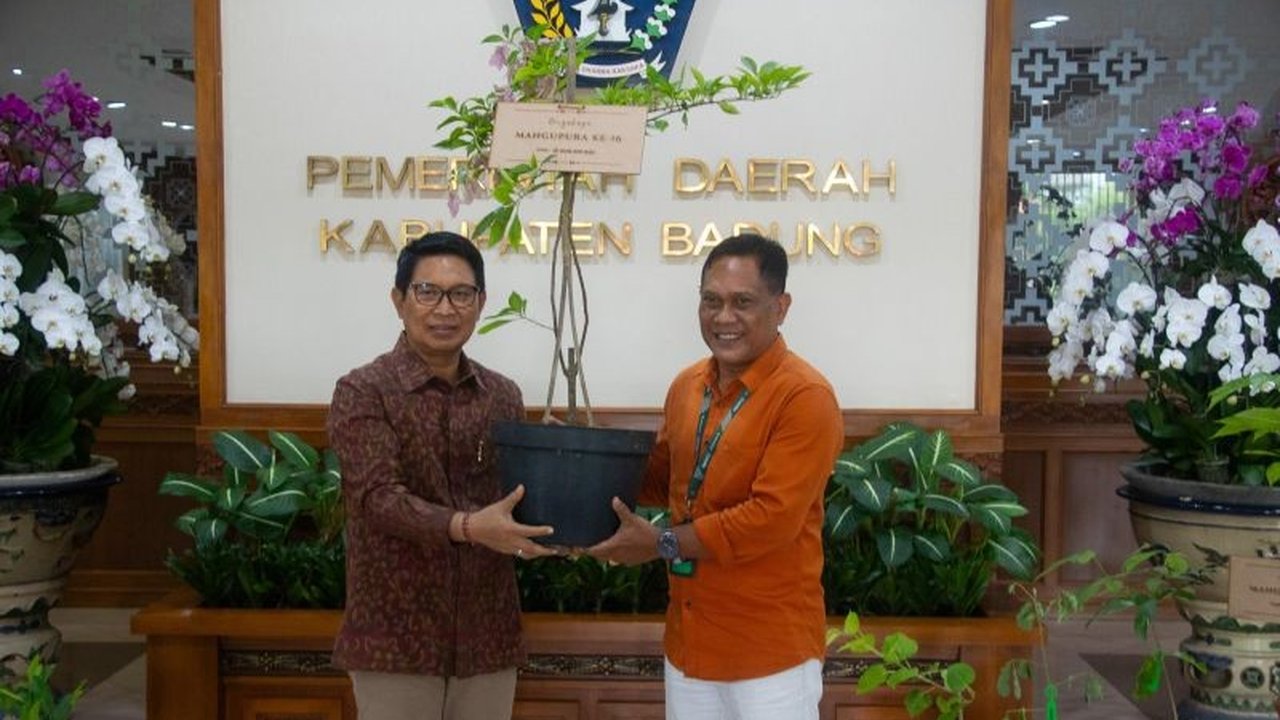 Pemkab Badung bersama BPD Bali Cabang Mangupura memperkuat Kolaborasi Lingkungan Badung dengan menyerahkan 116 bibit tanaman, menandai komitmen pelestarian alam.