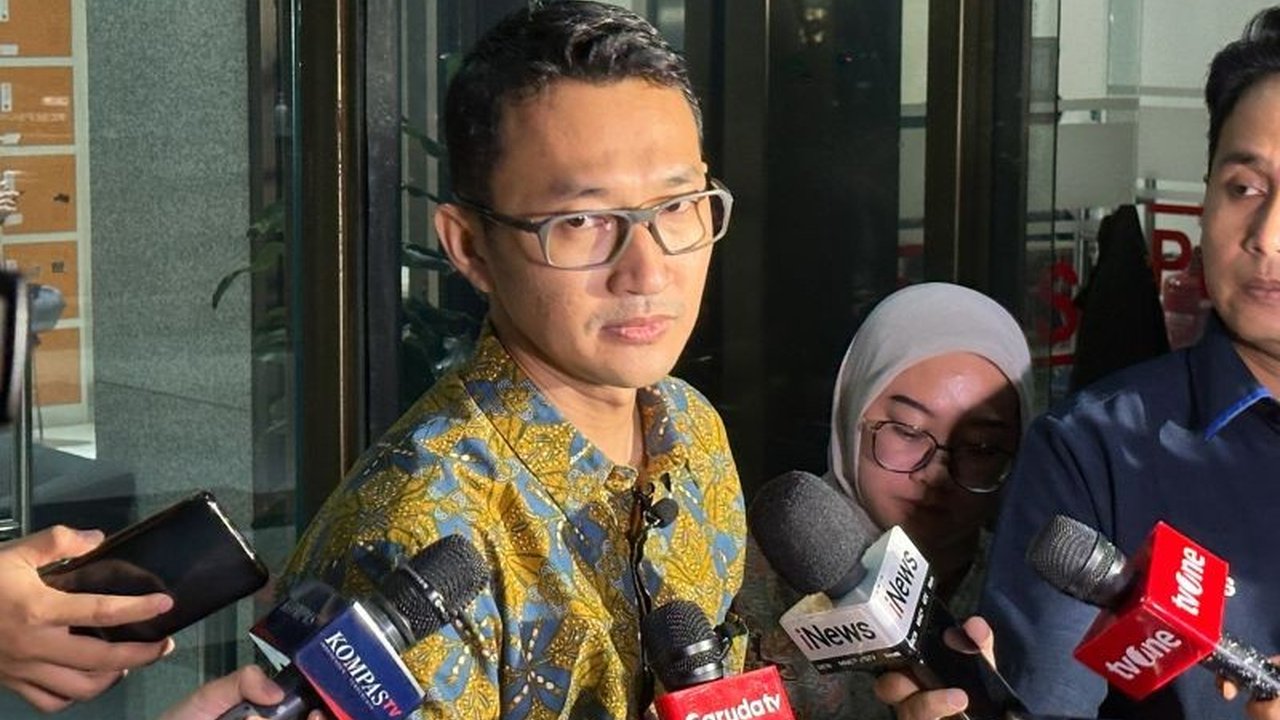 Asisten pribadi pengacara Hotman Paris, Wela Arista, mangkir dari panggilan Komisi Pemberantasan Korupsi (KPK) sebagai saksi kasus dugaan korupsi dana CSR BI-OJK, memicu koordinasi ulang pemanggilan.
