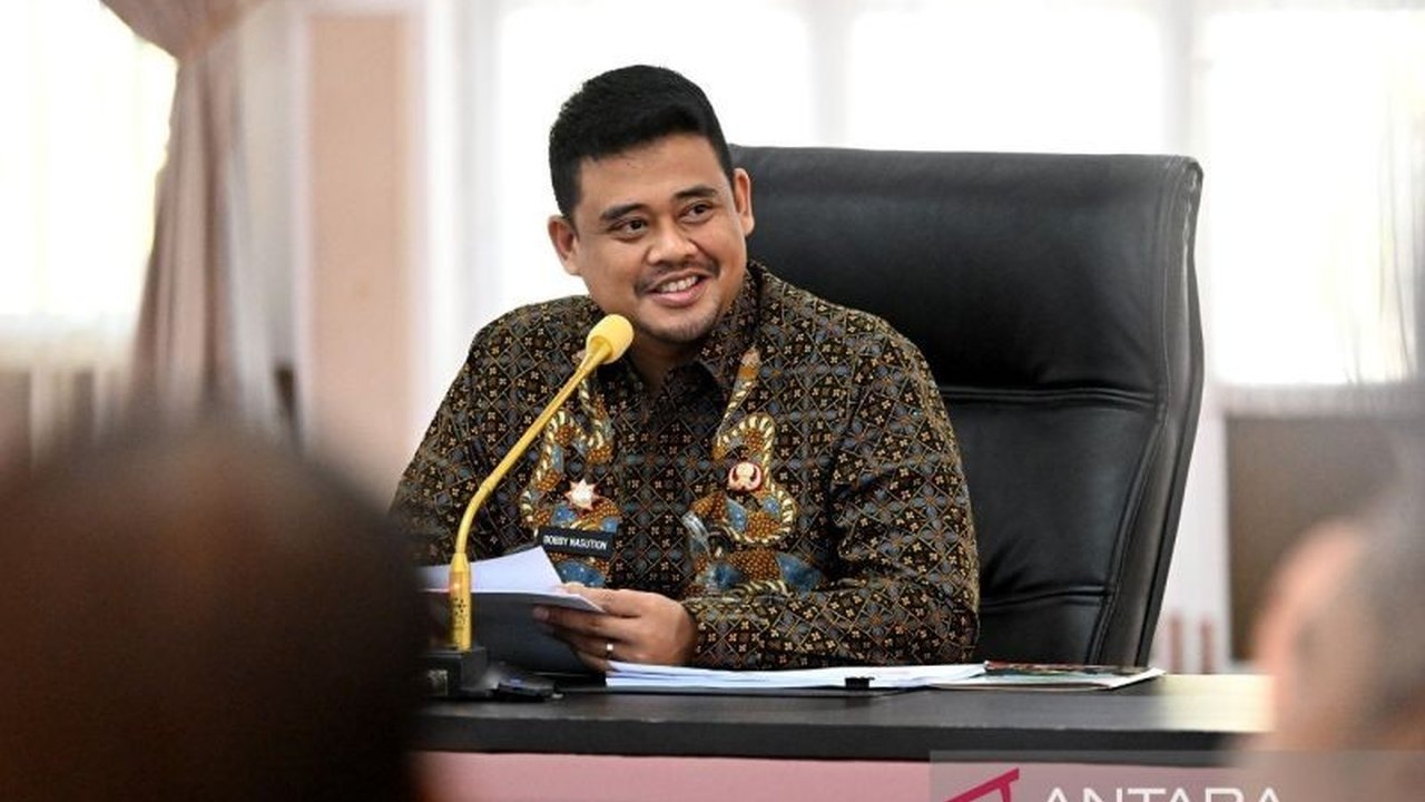 Komisi Pemberantasan Korupsi (KPK) menunda pemanggilan Gubernur Sumut Bobby Nasution terkait kasus korupsi proyek jalan, menunggu putusan sidang rampung.