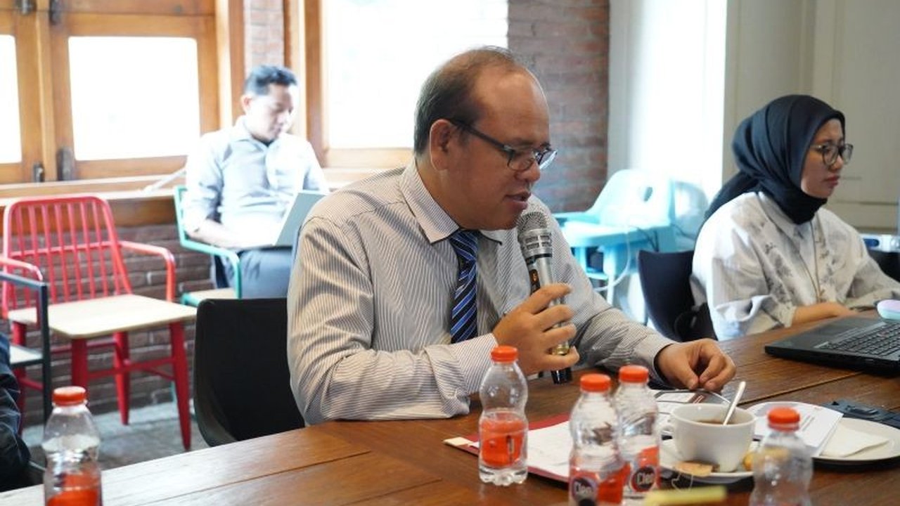 Otoritas Jasa Keuangan (OJK) Malang menerima 53,08 persen pengaduan kasus keuangan ilegal akibat masyarakat terjebak pinjaman online (pinjol) ilegal, menunjukkan urgensi literasi keuangan.