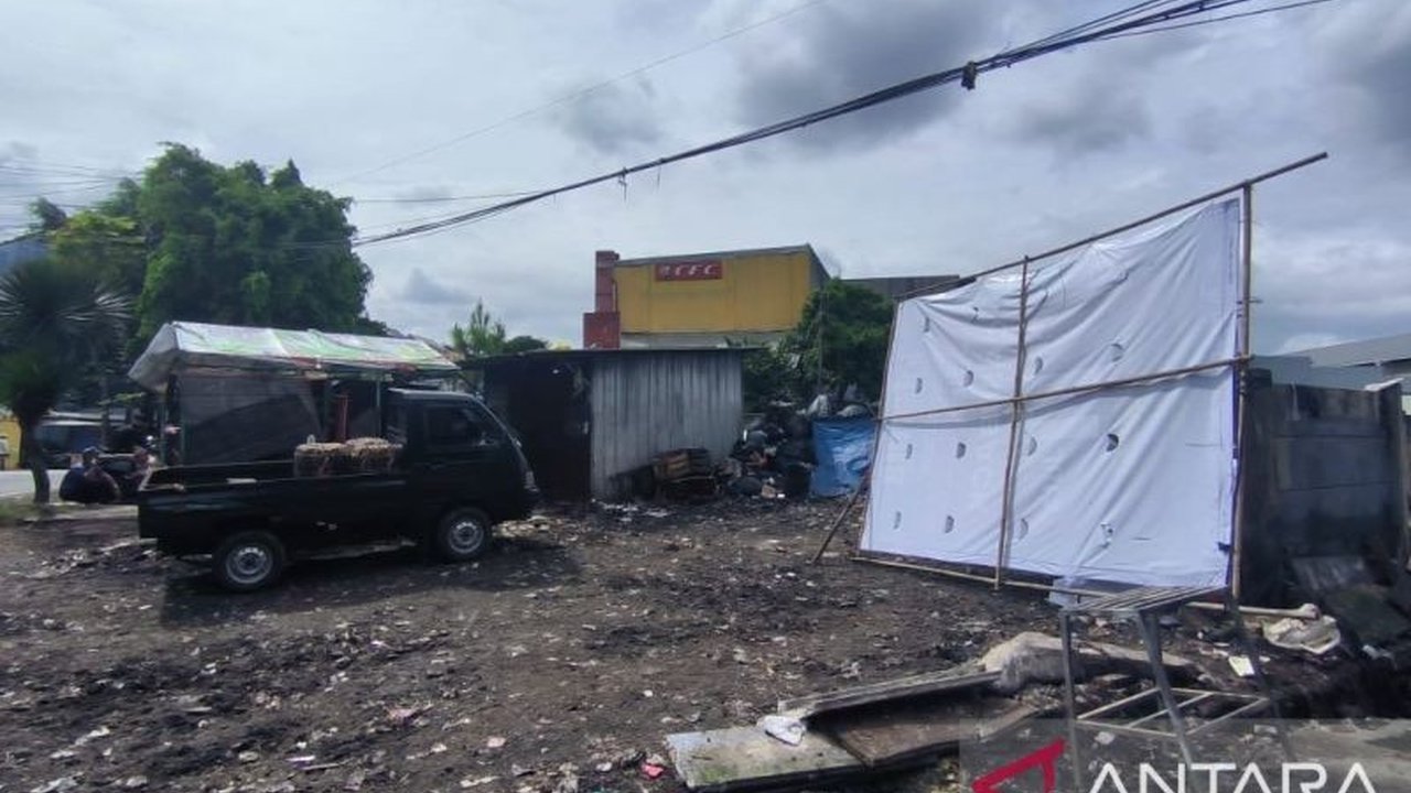Pemerintah Kota Bandung bergerak cepat mengangkut 100 ton sampah yang menumpuk di TPS Gunung Batu Timur. Penumpukan Sampah Bandung ini diatasi dengan alat berat dan truk, serta akan menyusul di 10 TPS lain.