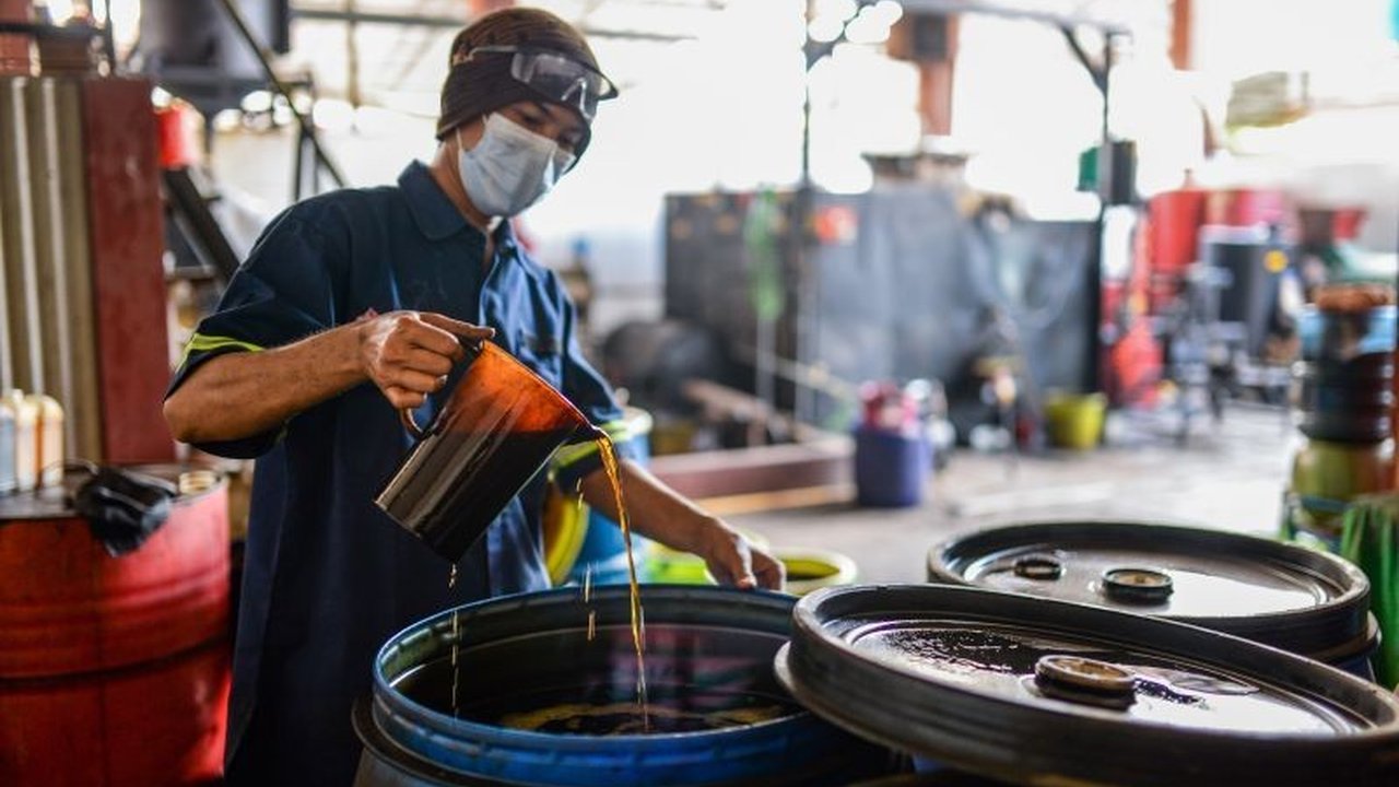 Pakar energi dan ekonom menyarankan pemerintah mengkaji serius Bahan Bakar Alternatif Bobibos dari limbah pertanian. Inovasi ini diklaim setara RON 98 dan ramah lingkungan.