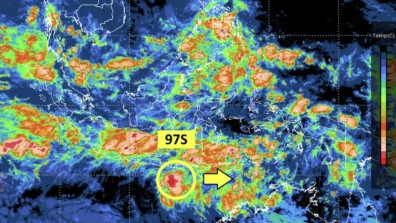 BMKG menemukan dua bibit siklon, 97S dan 91W, yang berpotensi menguat di perairan Indonesia. Masyarakat diimbau waspada terhadap potensi hujan lebat dan gelombang tinggi akibat perkembangan bibit siklon ini.
