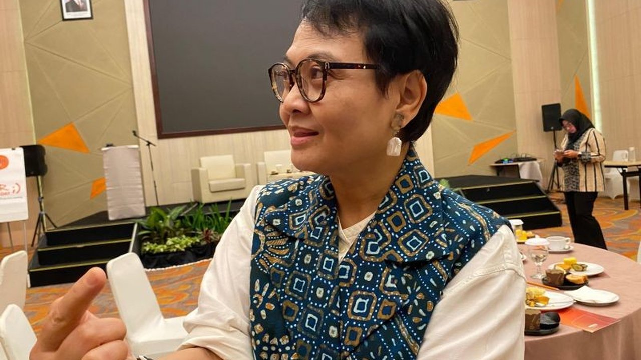 Guru Besar Unpad menegaskan Putusan MK terkait **polisi di jabatan sipil** berlaku serta merta sejak diucapkan, mewajibkan anggota Polri aktif untuk segera mengundurkan diri.